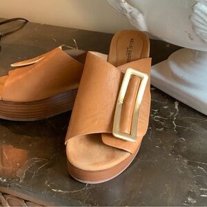 Kelsi Dagger Dover Light Saddle Platform Sandals